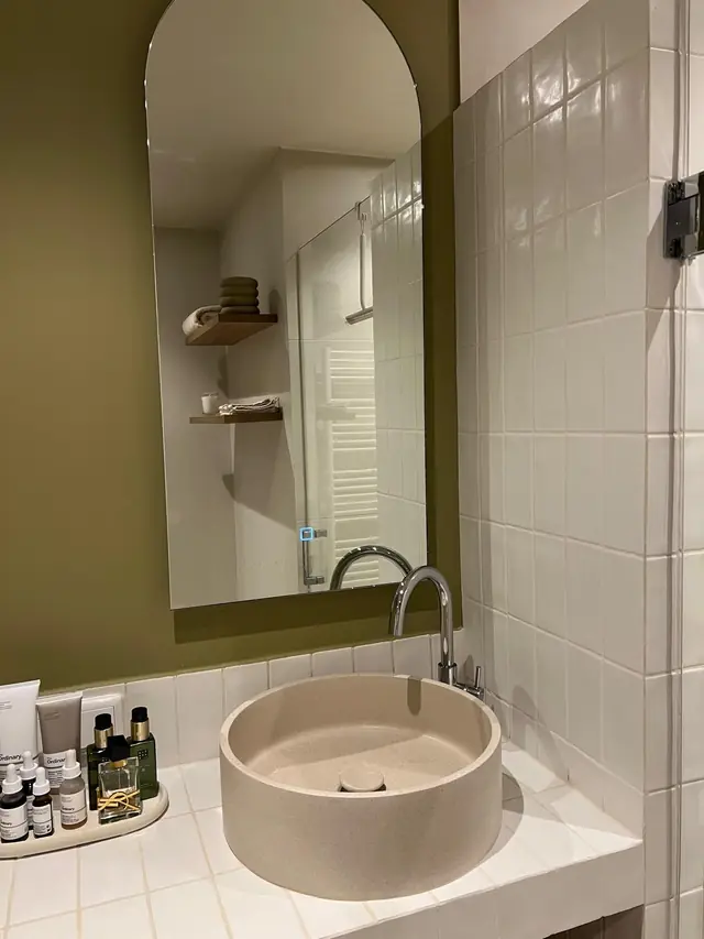 Badkamer met inloopdouche en dubbele wastafel, foto 12 van 15