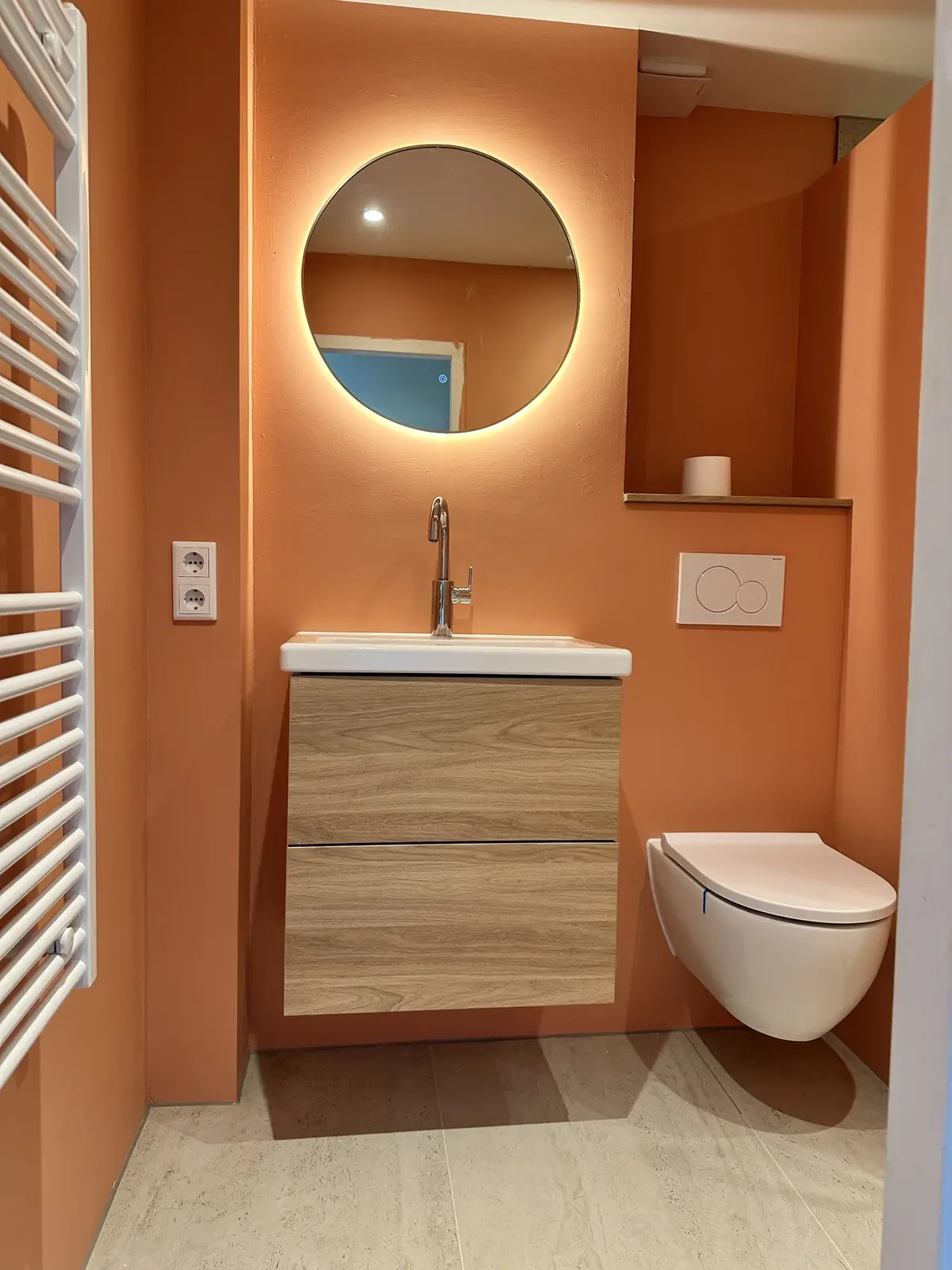 Compacte badkamer met warme accentwand in Wageningen