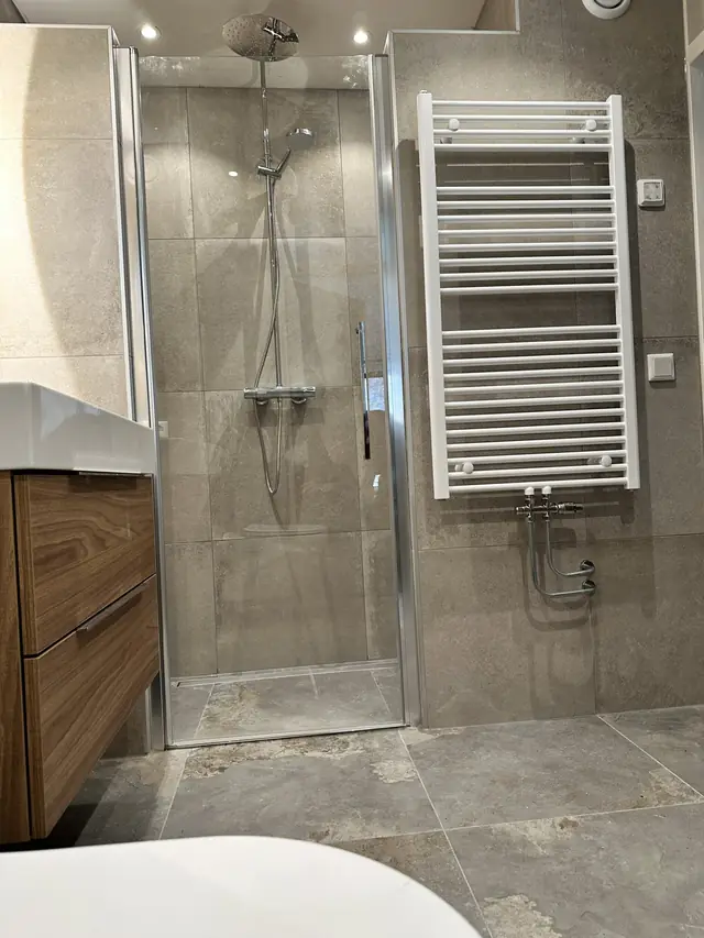 Badkamer met inloopdouche in natuursteenlook, foto 4 van 10