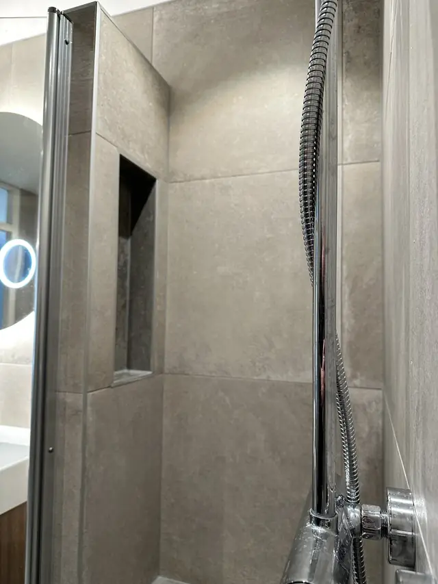 Badkamer met inloopdouche in natuursteenlook, foto 6 van 10