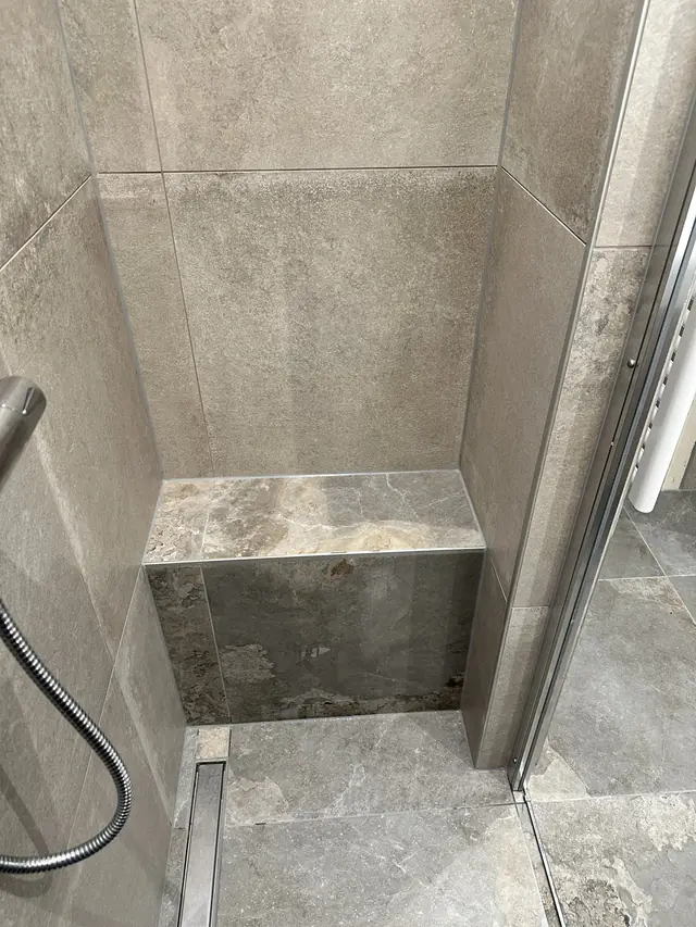 Badkamer met inloopdouche in natuursteenlook, foto 8 van 10