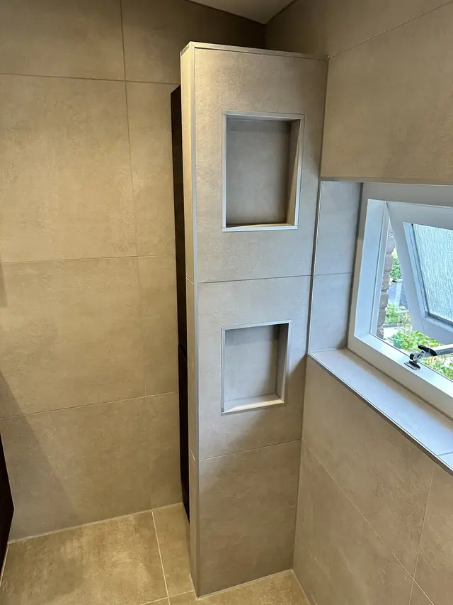 Lichte badkamer met hoge kolomkast, foto 2 van 12