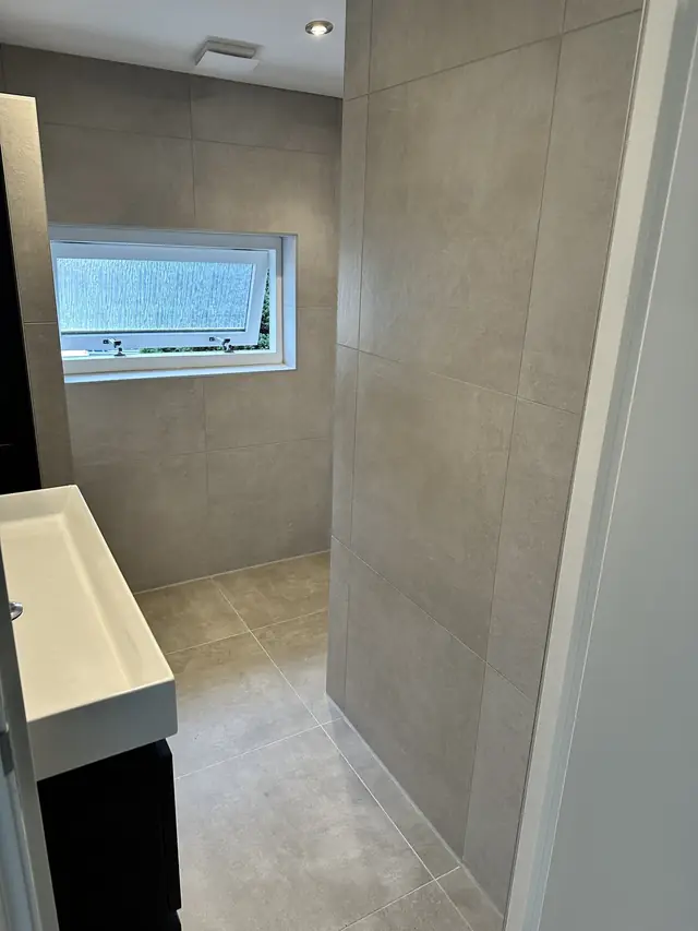Lichte badkamer met hoge kolomkast, foto 4 van 12