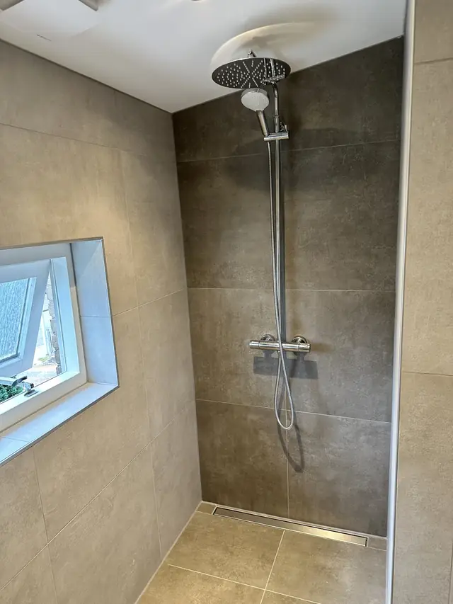 Lichte badkamer met hoge kolomkast, foto 5 van 12