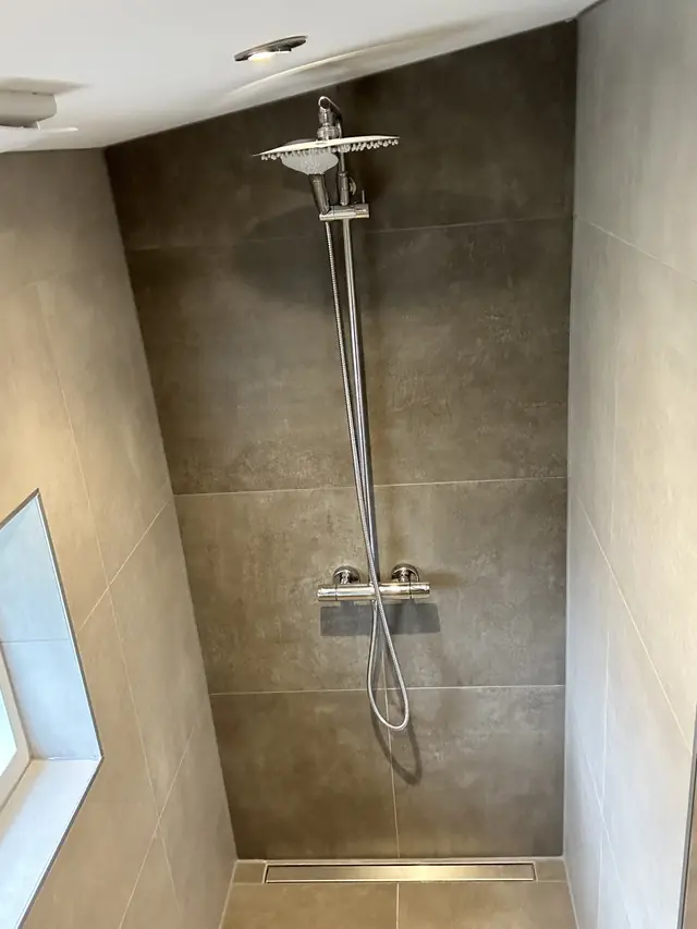 Lichte badkamer met hoge kolomkast, foto 7 van 12
