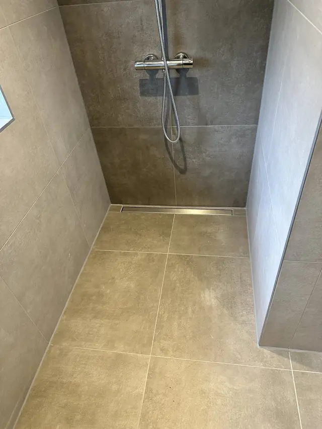 Lichte badkamer met hoge kolomkast, foto 8 van 12