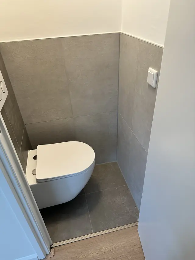 Lichte badkamer met hoge kolomkast, foto 9 van 12
