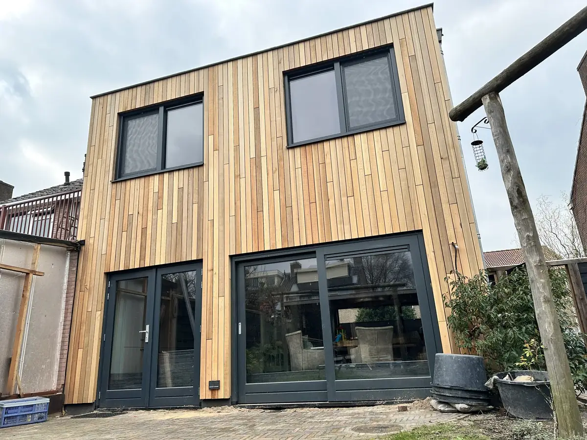 Dakopbouw met houten gevelbekleding in Wageningen