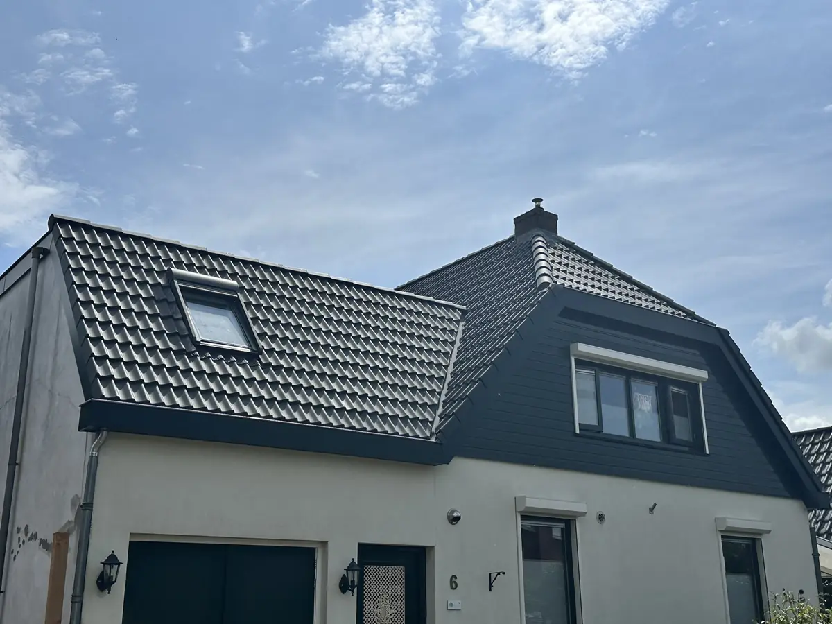 Dak vernieuwd met nieuwe pannen en dakraam in Valburg