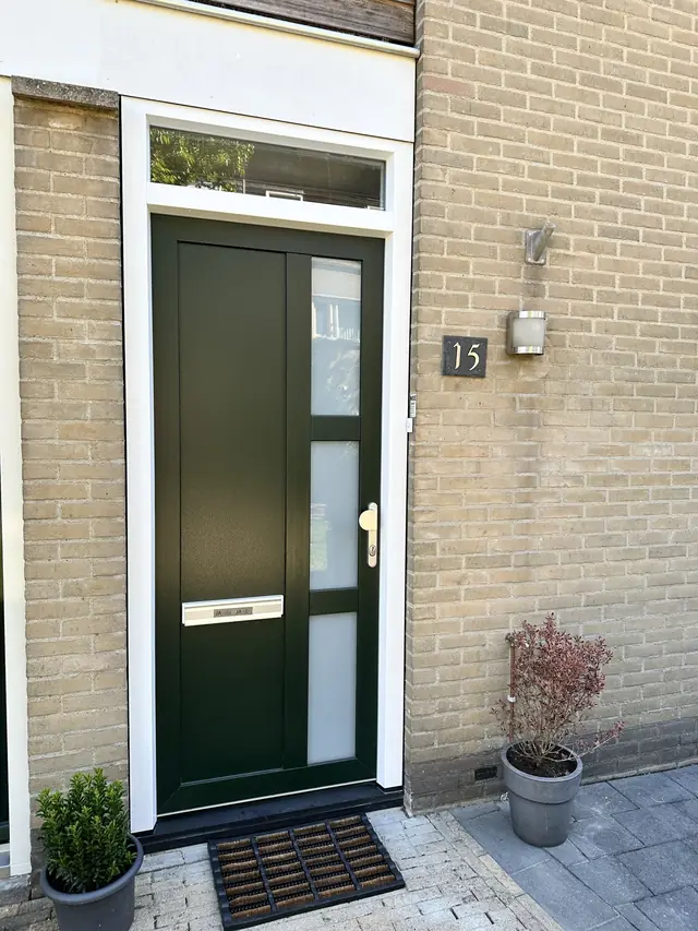 Kunststof kozijn met nieuwe voordeur, foto 2 van 2