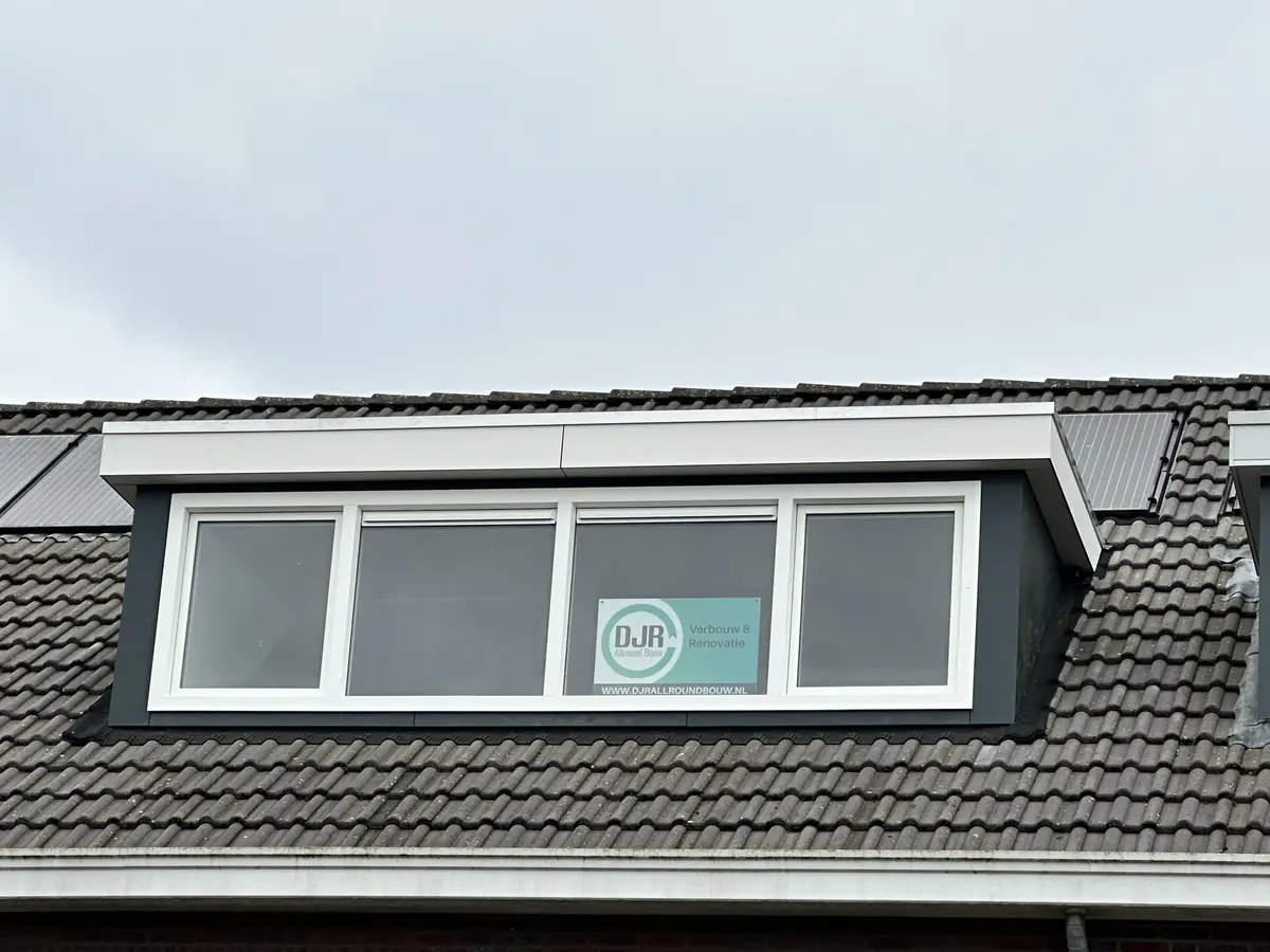 Prefab dakkapel, met de kraan geplaatst in Wageningen