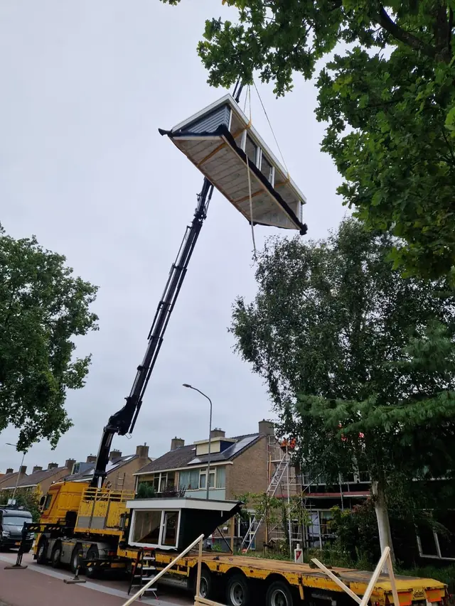 Prefab dakkapellen met groene gevelbekleding, foto 2 van 10