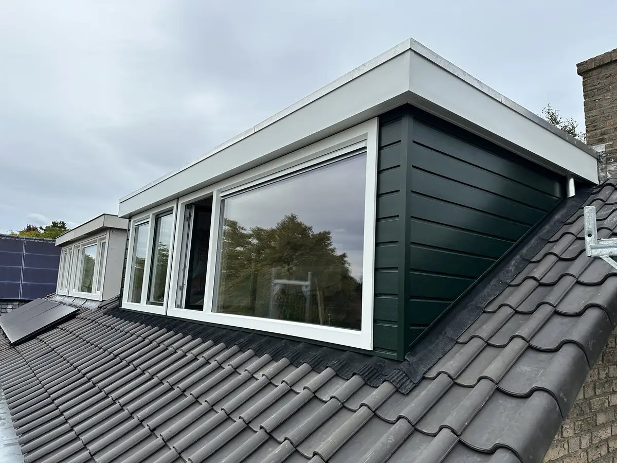 Prefab dakkapellen met groene gevelbekleding in Wageningen