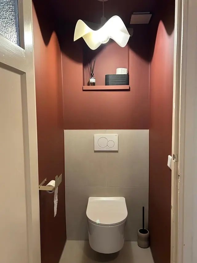 Toilet met hangtoilet en warme accentwand, foto 3 van 10
