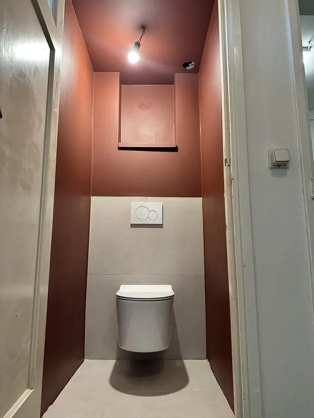 Toilet met hangtoilet en warme accentwand, foto 8 van 10