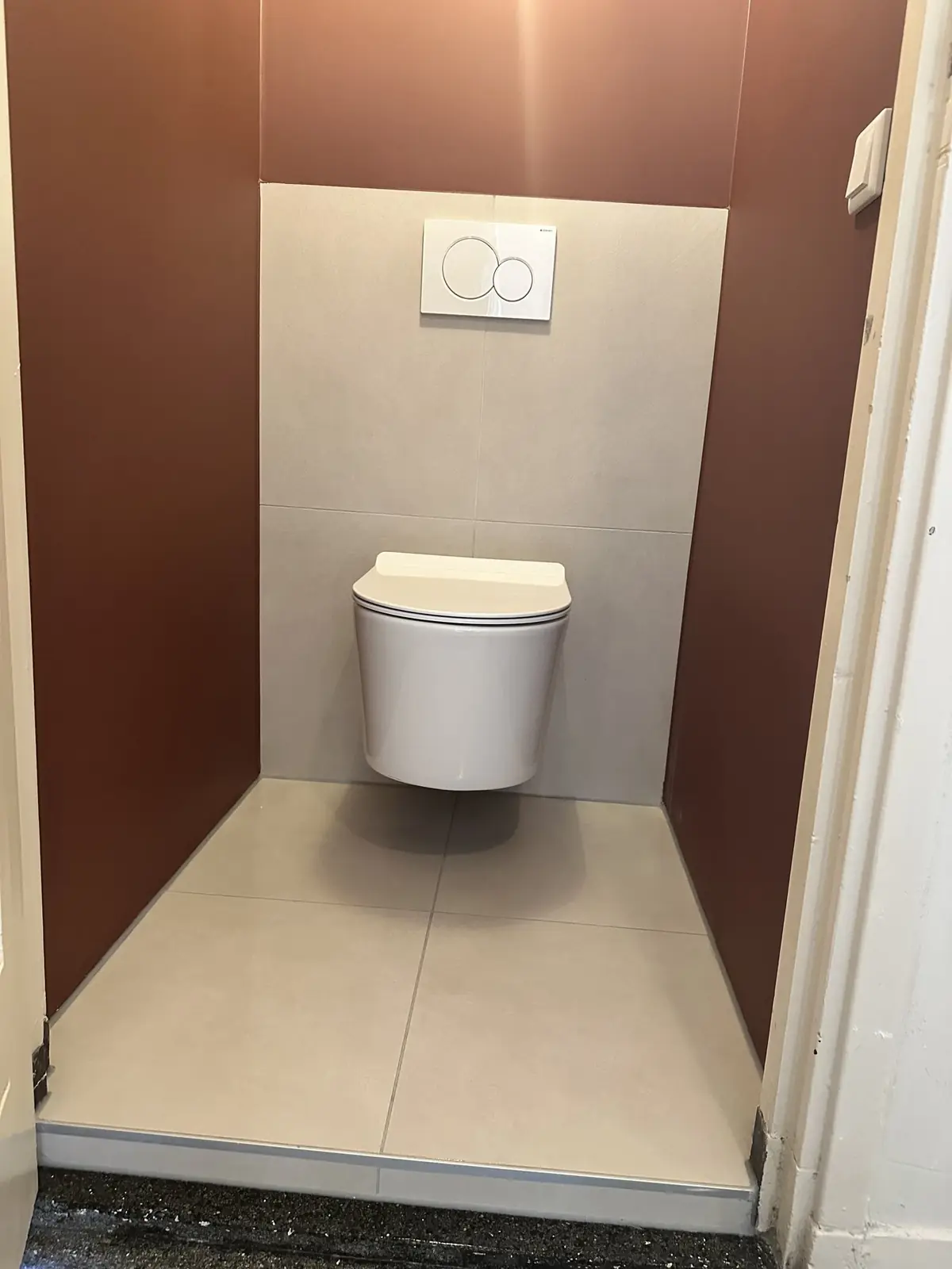 Toilet met hangtoilet en warme accentwand in Wageningen
