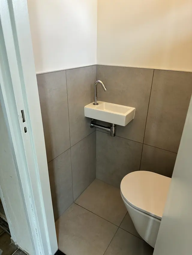Toilet met fonteintje en houten wandpaneel, foto 3 van 5