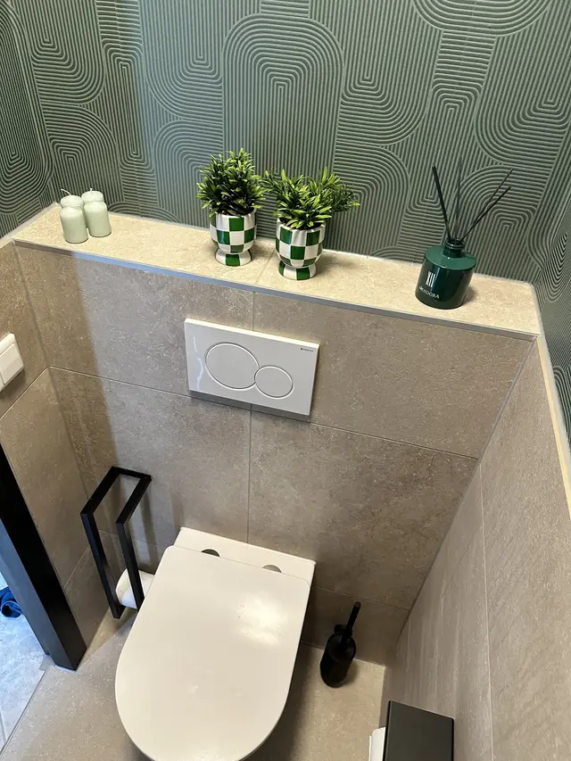 Toilet met groen behang en natuursteentegels, foto 7 van 7
