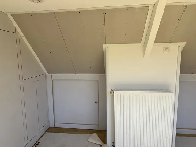Zolder met inbouwkasten, foto 10 van 11